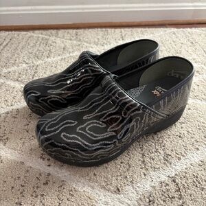 Dansko XP 2.0 Clogs Women’s Work Shoes EU 40 9.5-10 Glitter Waves Patent Leather